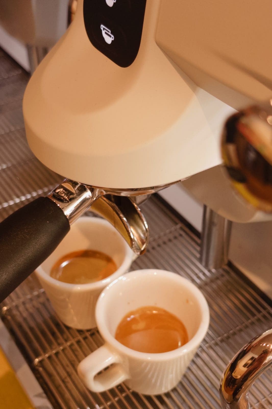 Espresso makinesinden iki fincana akan taze shot