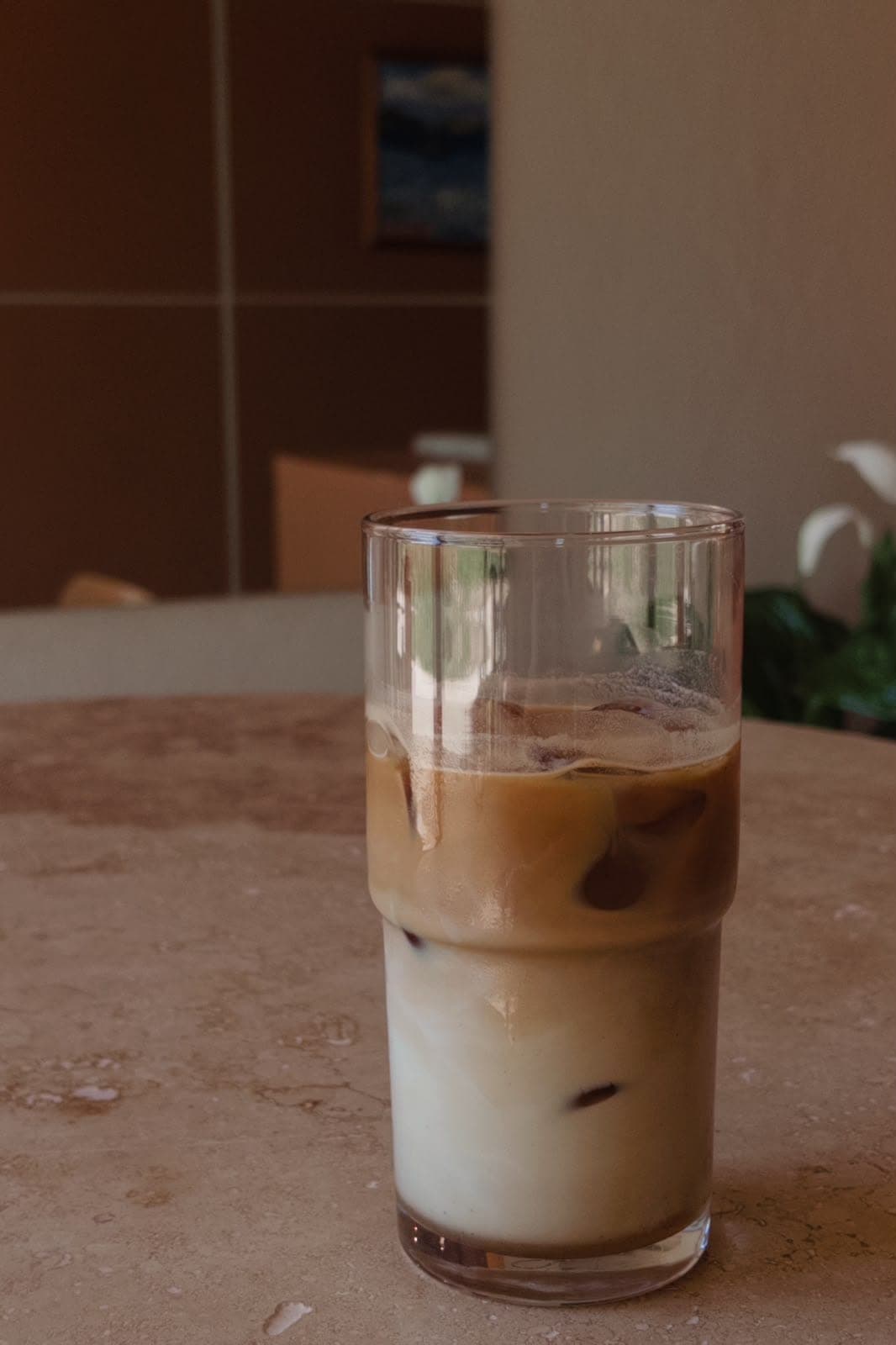 Mermer masada katmanlı buzlu latte